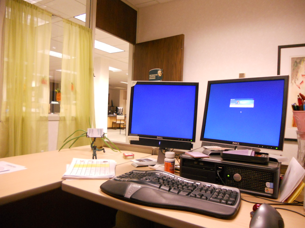 biurko z ergonomicznym krzesłem i monitorem